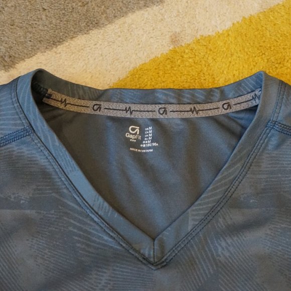 Gap Fit Exercise Shirt - Picture 2 of 3